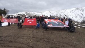 Öğrenciler şehitler için Dinek Dağının zirvesine yürüdü
