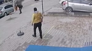 Otomobil bir anda alev aldı, o anlar güvenlik kamerasına yansıdı