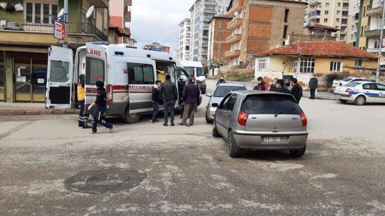 Kırıkkale’de iki otomobil kafa kafaya çarpıştı: 2 yaralı