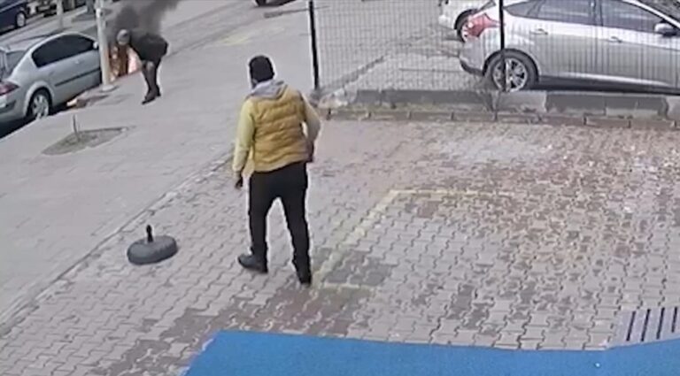 Otomobil bir anda alev aldı, o anlar güvenlik kamerasına yansıdı