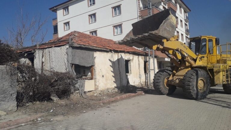 Kırıkkale’de metruk binaların yıkımı sürüyor
