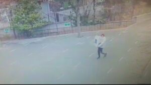 Camiden hırsızlık anları saniye saniye kamerada, rahat tavırları pes dedirtti
