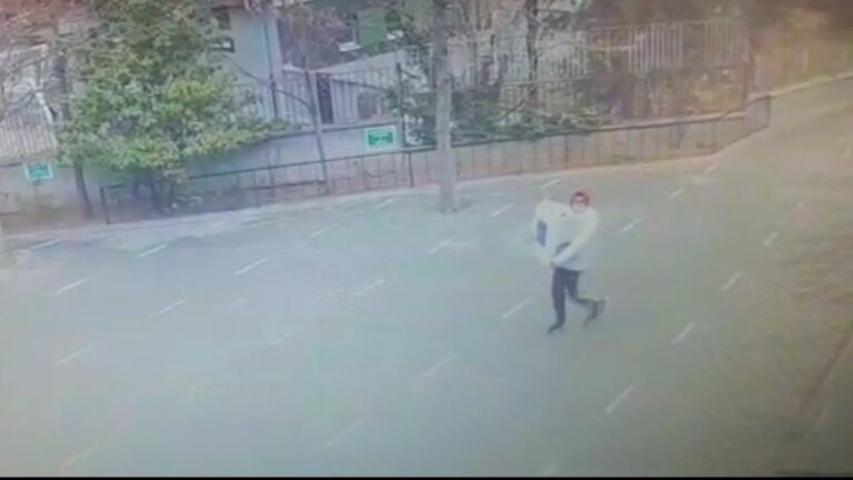 Camiden hırsızlık anları saniye saniye kamerada, rahat tavırları pes dedirtti