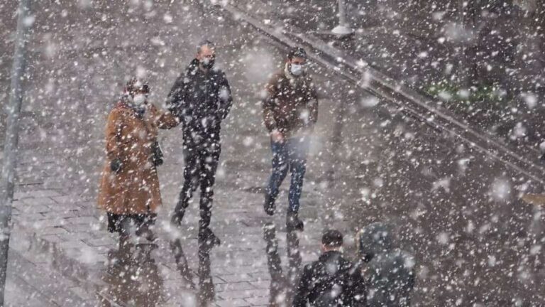 Kırıkkale’de lapa lapa kar yağışı
