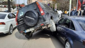 Kırıkkale’de ilginç kaza, cip park halindeki otomobilin üzerine çıktı