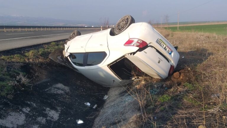 Takla atan otomobilden yara almadan kurtuldu