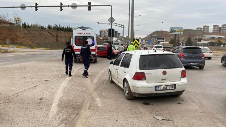 Kırıkkale’de iki otomobilin çarpıştığı kaza anı güvenlik kamerasında
