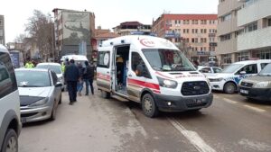 2 şahıs kavga ederken polis ve bekçiyi yaraladı