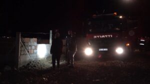 Yaşlı çift, sesleri duyunca ‘hırsız geldi’ zannetti: Tüfekle dışarı çıkınca evlerinin yandığını gördü