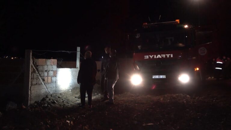 Yaşlı çift, sesleri duyunca ‘hırsız geldi’ zannetti: Tüfekle dışarı çıkınca evlerinin yandığını gördü