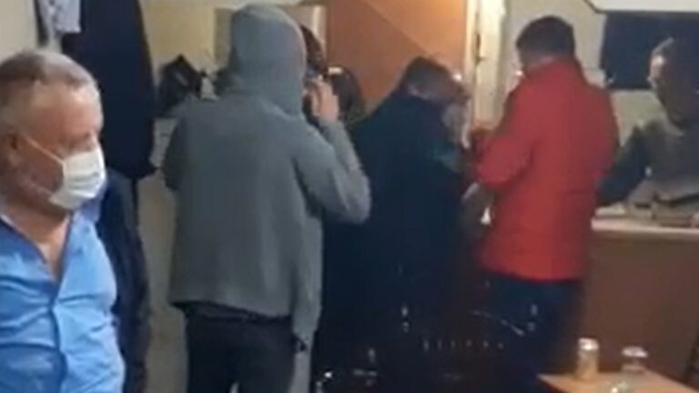 Kısıtlama ihlali yapan kahvehaneye kumar baskını: 10 kişiye 68 bin 750 lira ceza