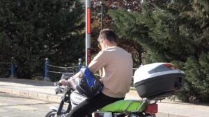 Motosiklet sürücüsü kaskı başına değil koluna taktı