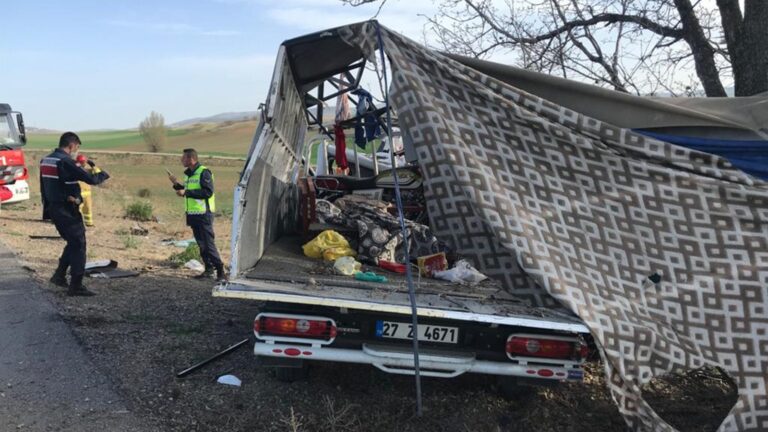 Kontrolden çıkan kamyonet ağaca çarptı: 1 ölü, 1 yaralı