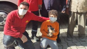Metrelerce derinlikteki su kuyusuna düşen yavru kedi kurtarıldı