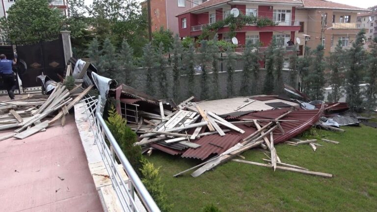 Fırtına çatıları uçurdu, ağaçları kökünden söktü