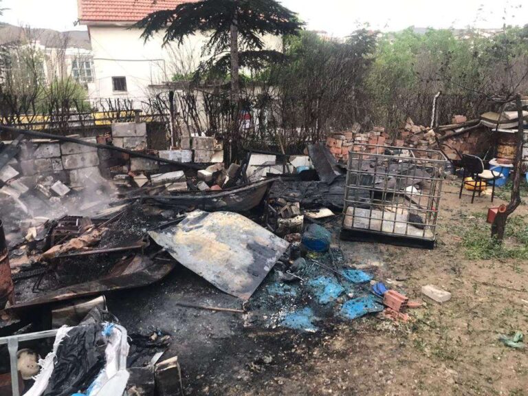 Müstakil evin bahçesinde çıkan yangın söndürüldü