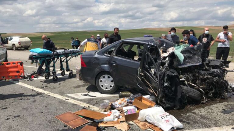 Kontrolden çıkan otomobil karşı şeritte tıra çarptı: 1 ölü, 2 yaralı