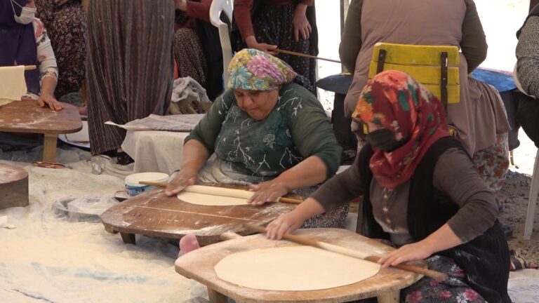 Kuraklık sonrası kadınlardan ’yağmur ekmeği’