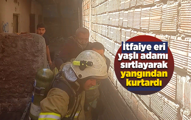 İtfaiye eri, yaşlı adamı sırtında taşıyıp, alevlerin arasından kurtardı