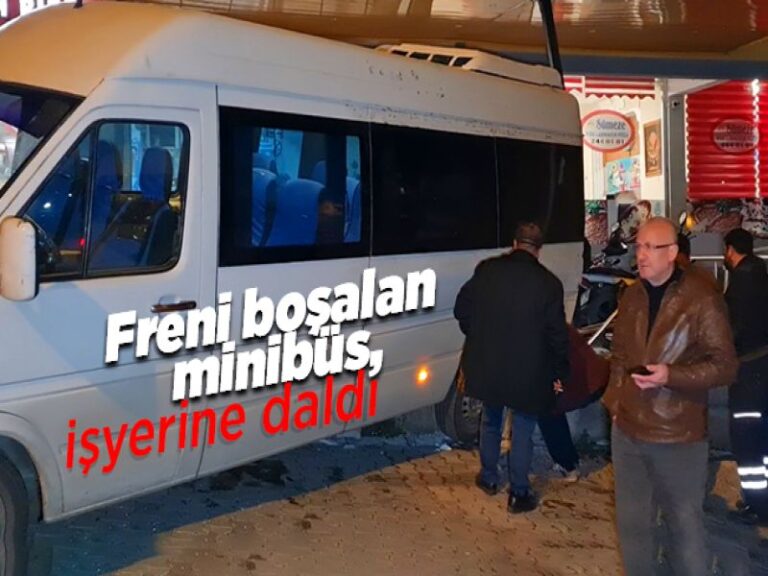 Freni boşalan minibüs iş yerine daldı