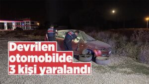 Devrilen otomobildeki 3 kişi yaralandı