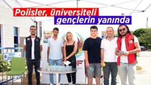 Polisler, üniversiteli gençlerin yanında