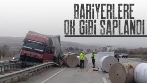 Seyir halindeki TIR bariyerlere saplandı!