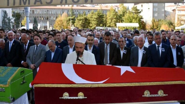Son yolculuğuna uğurlandı