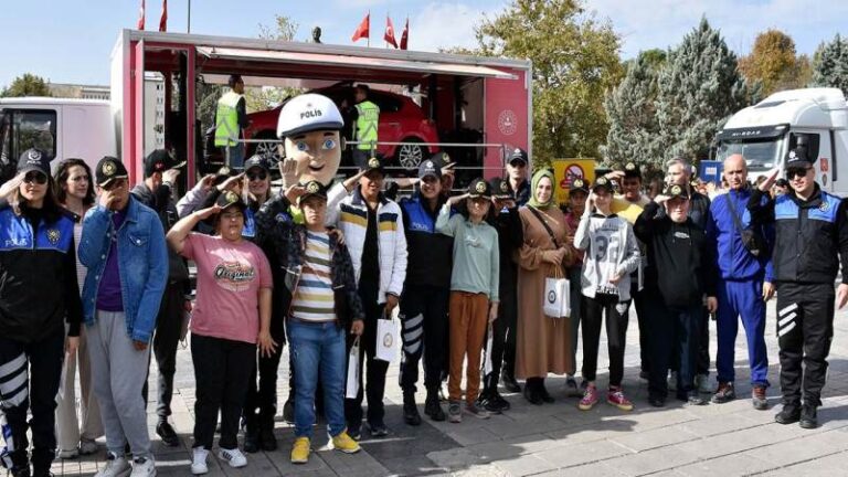 Öğrencilere mobil trafik eğitimi