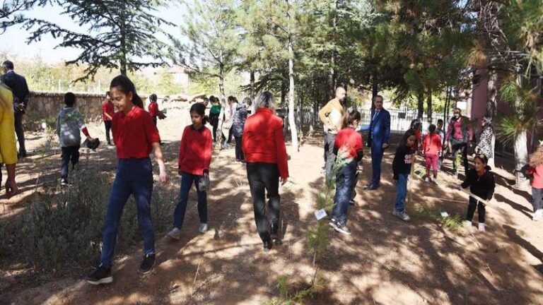 Kırıkkale’de Cumhuriyet için 100 fidan toprakla buluştu