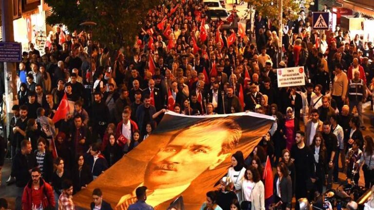 Cumhuriyet’e özel fener alayı