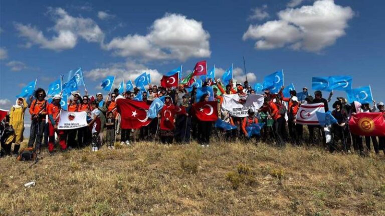 BOZDAK, Doğu Türkistan için yürüdü