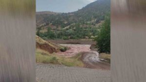 Sağanak yağış, Bahşılı’da yolları bozdu