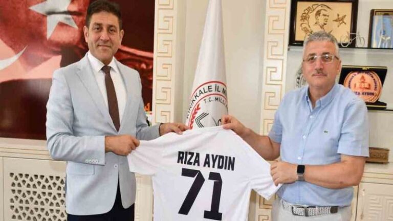Akdoğan’dan Aydın’a forma hediyesi