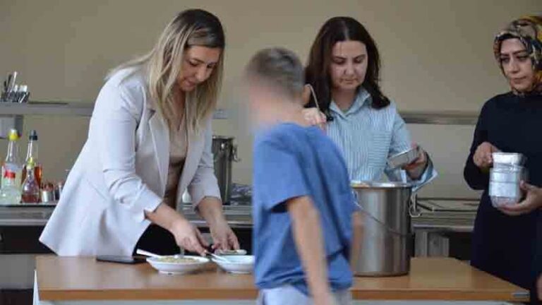 Özel çocuklarla sevgi tadında aşure programı