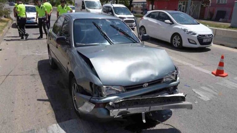 Kırıkkale’de hızını alamayan otomobil polislere çarptı!