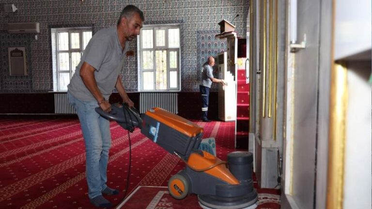 Camiler, Mevlid Kandiline hazırlanıyor