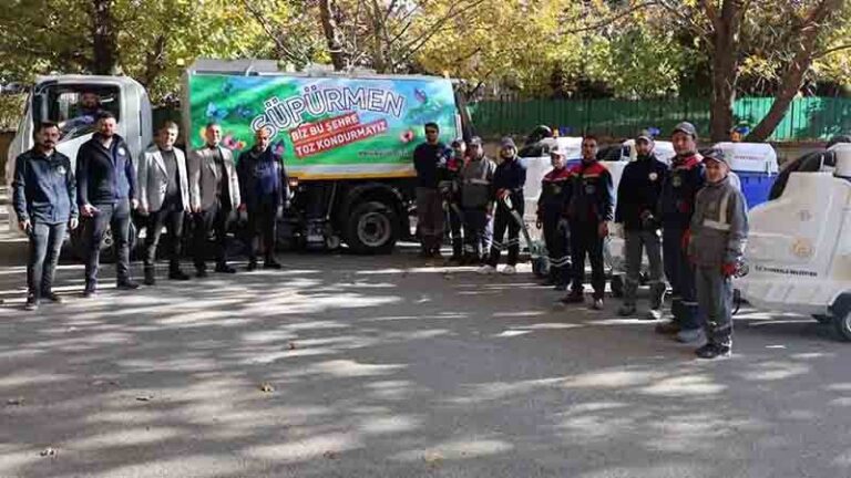 Sonbahar yaprakları temizleniyor