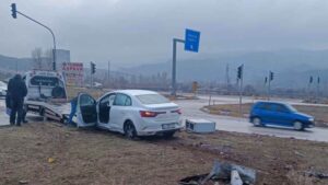 Kayganlaşan yolda otomobil refüje çarptı