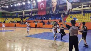 Geleceğin basketçileri mücadele ediyor