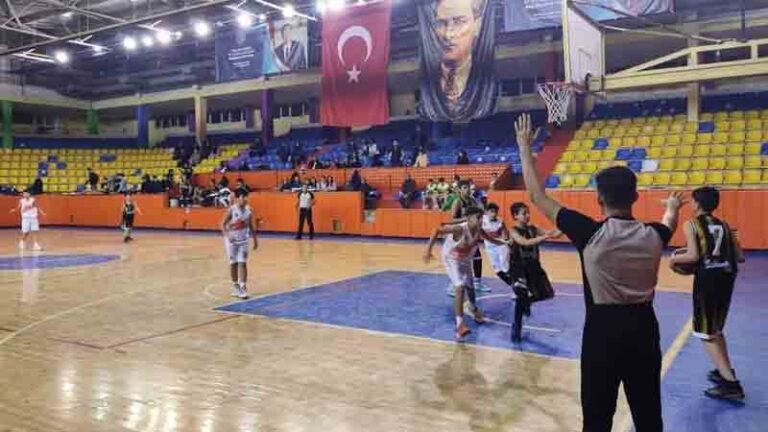 Geleceğin basketçileri mücadele ediyor