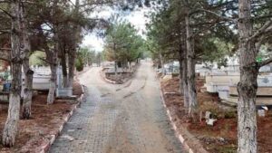 Kırıkkale Belediyesi mezarlık içi yolları yeniledi
