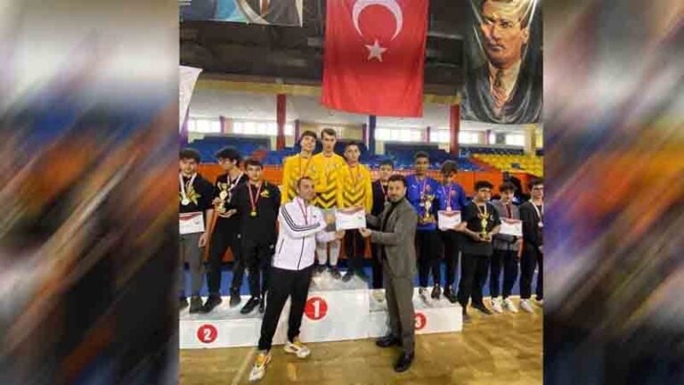 Buz hokeyinde yarıştılar