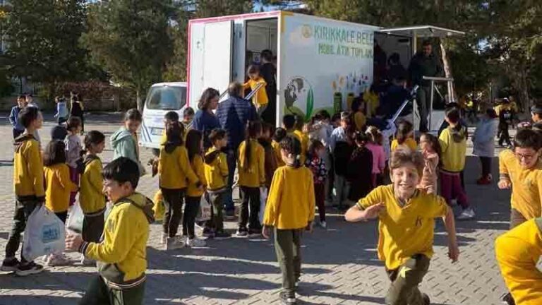 Öğrencilere çevre temizliği anlatılıyor