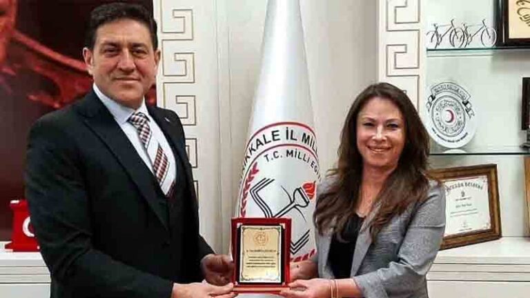Emekliliğe ayrılan personele teşekkür plaketi