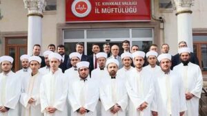 Atanan din görevlileri cübbelerini giydi