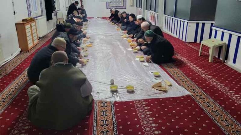 Sabah namazında camide buluştular