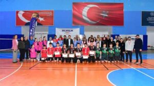 Badminton şampiyonları ödüllendirildi