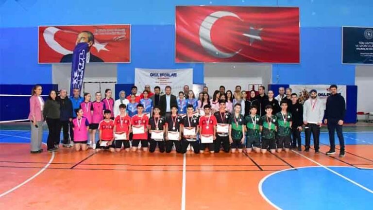 Badminton şampiyonları ödüllendirildi