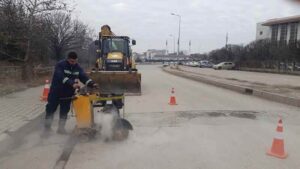 Belediye ekipleri altyapıyı güçlendiriyor
